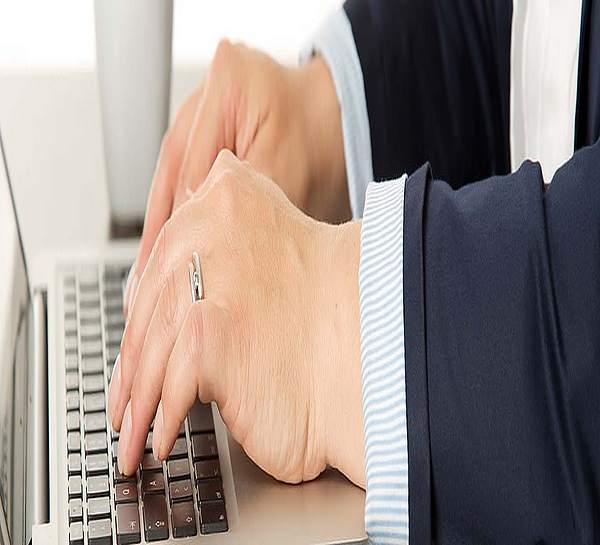 Hände einer Geschäftsfrau auf einer Laptop-Tastatur - Münchener Verein