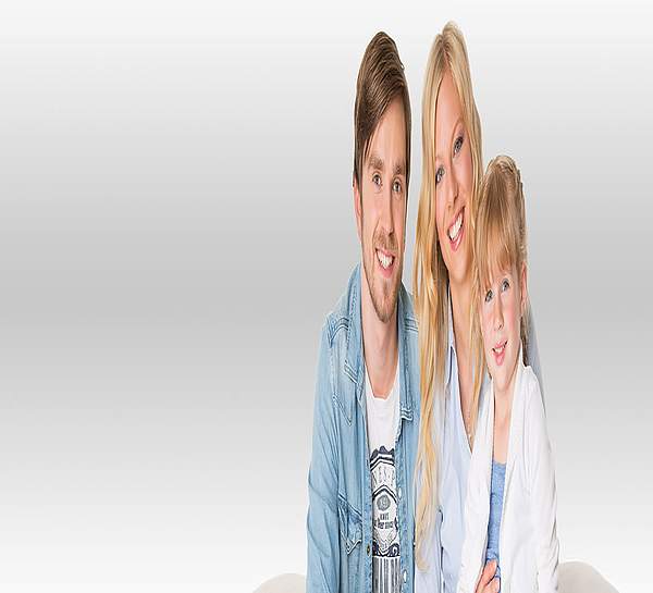 Vater, Mutter und Kind lächeln in die Kamera - Münchener Verein Risikolebensversicherung
